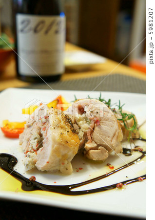 いろいろキノコとマスカルポーネのペーストと生ハムを巻いた鶏肉のインヴォルティーニ バルサミコソースで いろいろキノコとマスカルポーネのペーストと生ハムを巻いた鶏肉のインヴォルティーニ バルサミコソースで 5981207