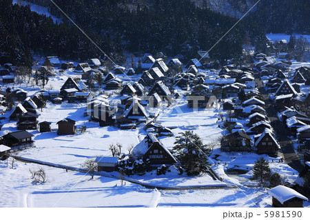 世界遺産　白川郷萩町の雪景色 5981590