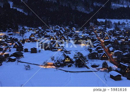 世界遺産　白川郷萩町の雪景色 5981616