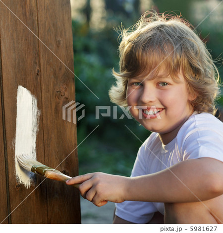 boy with brush 5981627