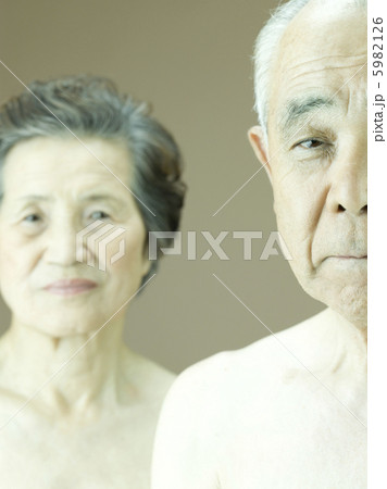 見つめるシニアのカップル 5982126