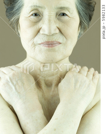 見つめるシニアの女性 5982133