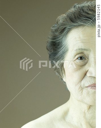 見つめるシニアの女性 5982145