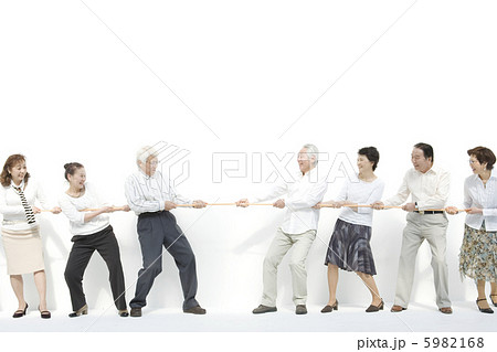 綱引きをするシニアたち 5982168