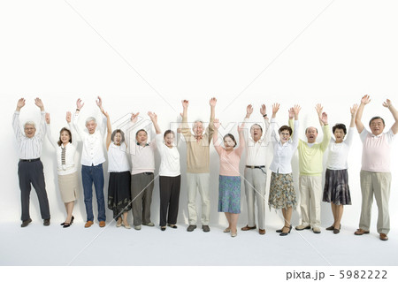 両手を上げる笑顔のシニア男女 5982222
