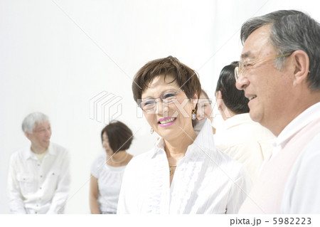 談笑するシニアたち 5982223