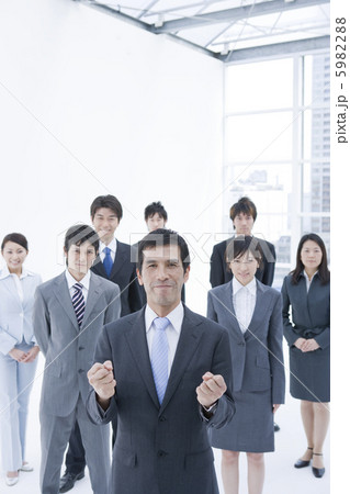 笑顔のビジネスマンとビジネスウーマン 5982288