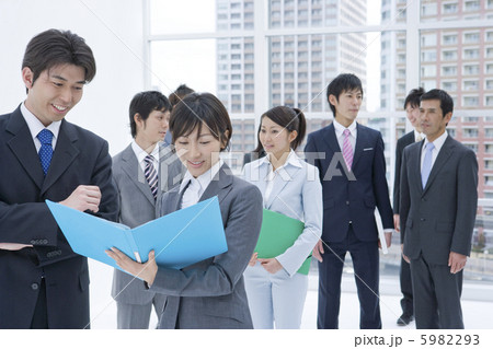 ビジネスマンとビジネスウーマン 5982293