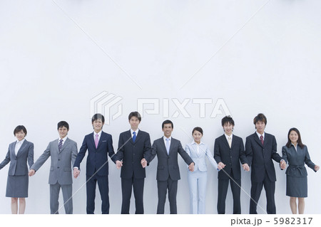 並ぶビジネスマンとビジネスウーマン 5982317
