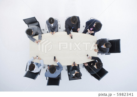 携帯電話を持つビジネスマン 5982341