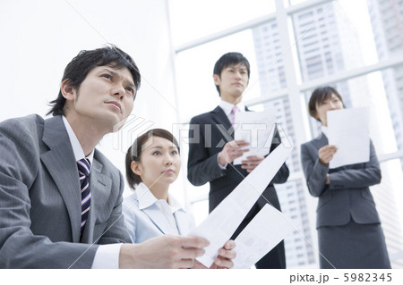 打ち合わせをするビジネスマン 5982345
