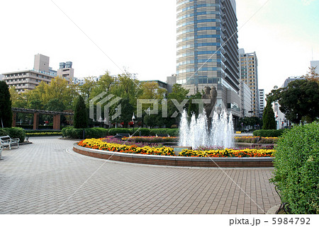横浜山下公園　中央広場の噴水 5984792
