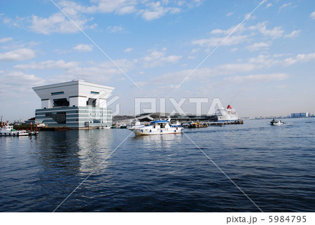 横浜港　大桟橋と横浜水上警察警備艇・そうぶ 5984795