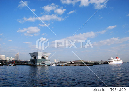 山下公園から望む横浜港　大桟橋埠頭と停泊中の旅客船ふじ丸 5984800