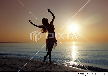 Dance at the sea 5986694