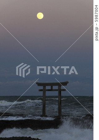 ザ・マジックアワー　神磯の鳥居　昇る満月　実写 5987004