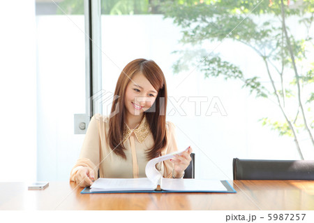 資料を見る女性 5987257