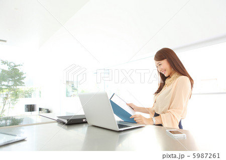 働く女性 5987261