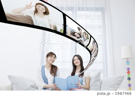 アルバムの中の思い出が蘇る女性二人 アルバムの中の思い出が蘇る女性二人 5987466