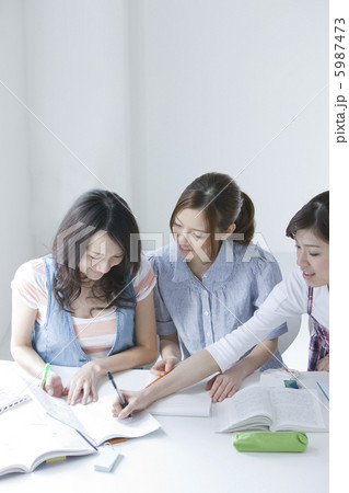 一緒に勉強をする3人の女性 5987473