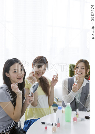 メイクをする3人の女性 5987474