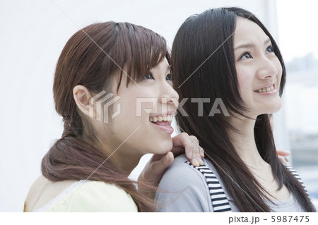 20代女性2人の笑顔 5987475