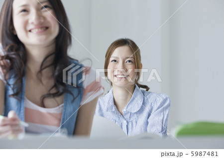 20代女性の授業風景 5987481