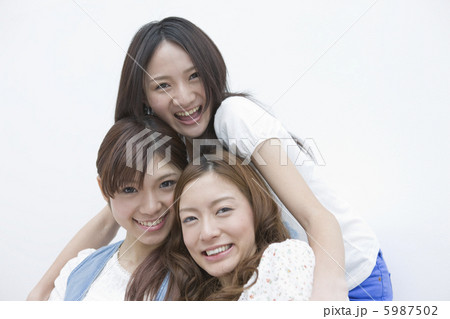 20代女性3人の笑顔 5987502