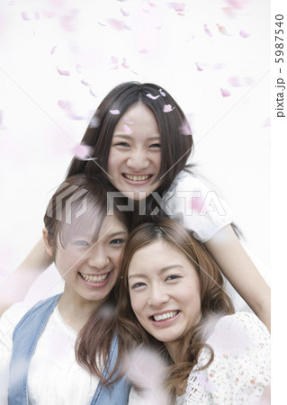 花びらと女性3人の笑顔 5987540