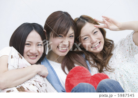 20代の女性3人 5987545