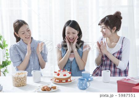 誕生日祝いをする20代女性3人 5987551