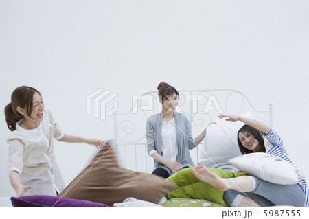 クッションを投げ合う3人の女性 クッションを投げ合う3人の女性 5987555