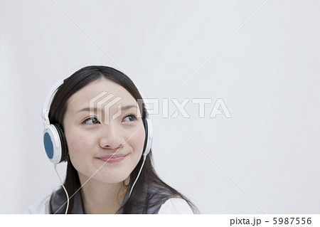 音楽を聴く20代女性 音楽を聴く20代女性 5987556