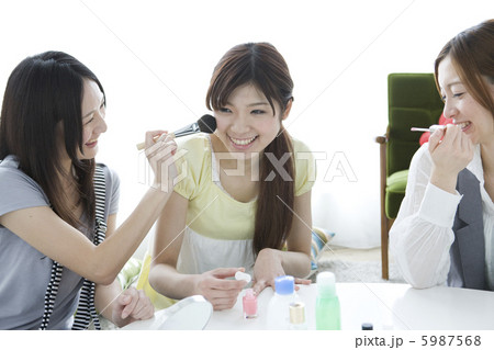 化粧をする3人の女性 5987568