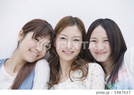 20代女性3人の笑顔 5987637