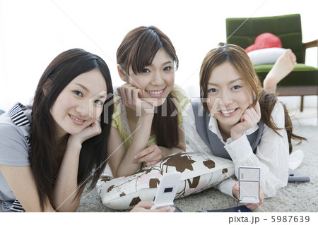 部屋でくつろぐ3人の女性 部屋でくつろぐ3人の女性 5987639