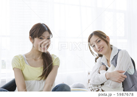 2人の20代女性の笑顔 2人の20代女性の笑顔 5987678