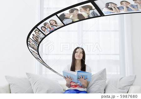 アルバムの中の思い出を思い浮かべる女性 5987680