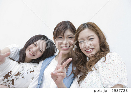 ピースサインをする20代女性3人 5987728