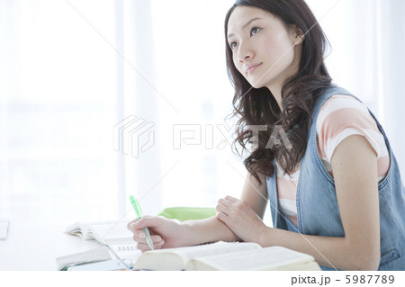 授業を聞く20代女性 5987789