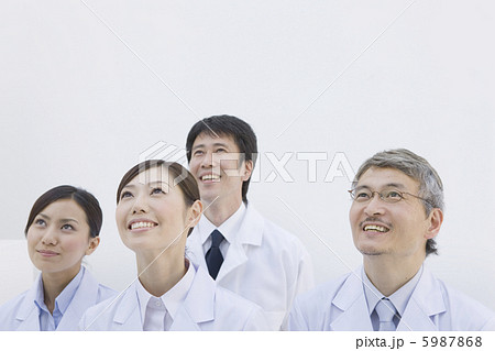 空を見上げる研究員たち 5987868