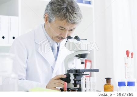 顕微鏡を覗く50代男性 5987869