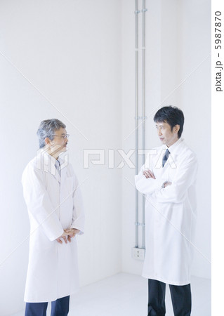 白衣の男性2人 5987870