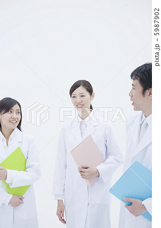 白衣の男性と女性2人 白衣の男性と女性2人 5987902
