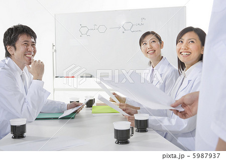 研究員たちの打ち合わせ 5987937