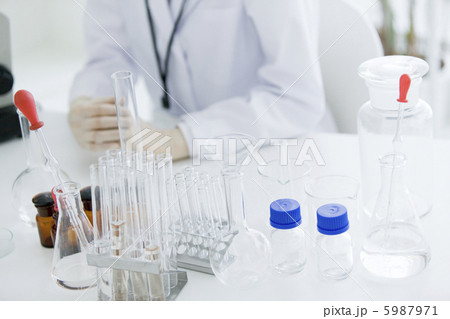 様々な実験器具 5987971