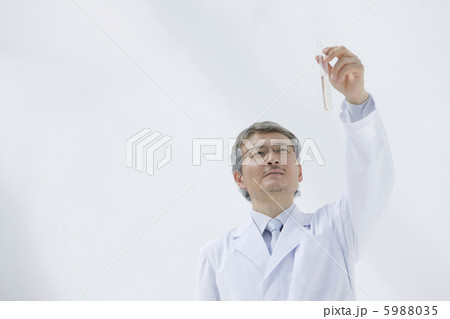試験管を持つ白衣の50代男性 5988035