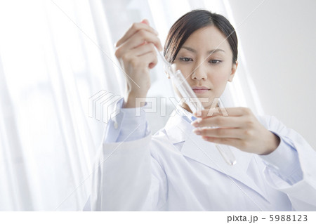 試験管を持つ20代女性研究員 5988123