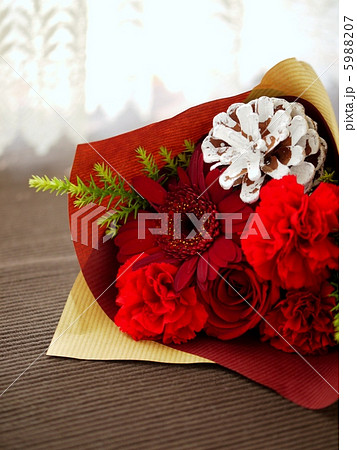 窓辺の赤い花束 (アップ) 窓辺の赤い花束 (アップ) 5988207