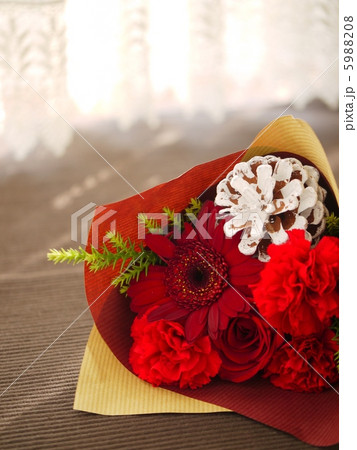 窓辺の赤い花束 窓辺の赤い花束 5988208